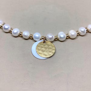 Collar barroco de perlas con disco de oro martillado de 18k y colgante de concha de nácar. Joyería nupcial.