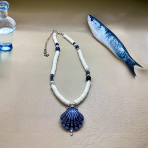 Collar de conchas marinas con cuentas de dumortierita, gargantilla de letras con palabras del Mar del Norte de sirena Heishi, concha de cerámica, collar de conchas marinas azules elegantes, regalo