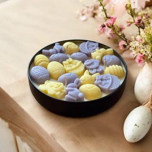 Vela de Pascua: cera de soja en frasco de hojalata con minihuevos y conejitos / Aroma y color personalizados / Decoración primaveral hecha a mano / Bonito regalo de Pascua / 473 g