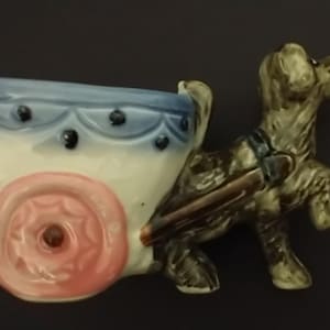 Ceramiczna figurka psa i wózka malowana ręcznie, wykonana w Japonii