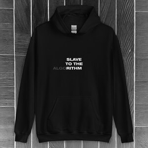 Może przedstawiać: Czarna bluza z kapturem z napisem "SLAVE TO THE ALGORITHM" w kolorze białym z przodu.
