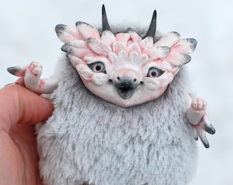 Dragon / griffin with grey fur