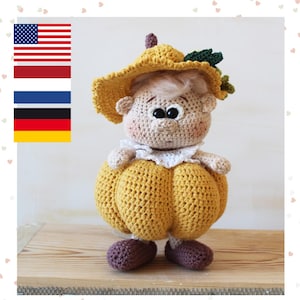 Peut inclure: Un jouet en peluche en forme de citrouille crocheté avec un chapeau marron et un col en dentelle blanche. Le jouet a un visage amical avec de grands yeux et un petit sourire.