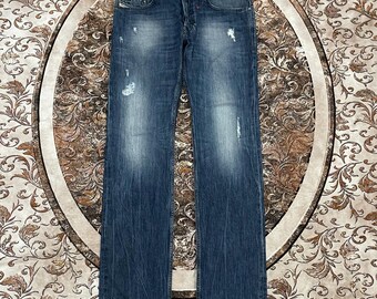 Jeans Diesel Safado Regular Slim Straight de mezclilla desgastada con efecto piedra, color azul lavado, talla 35 pulgadas.