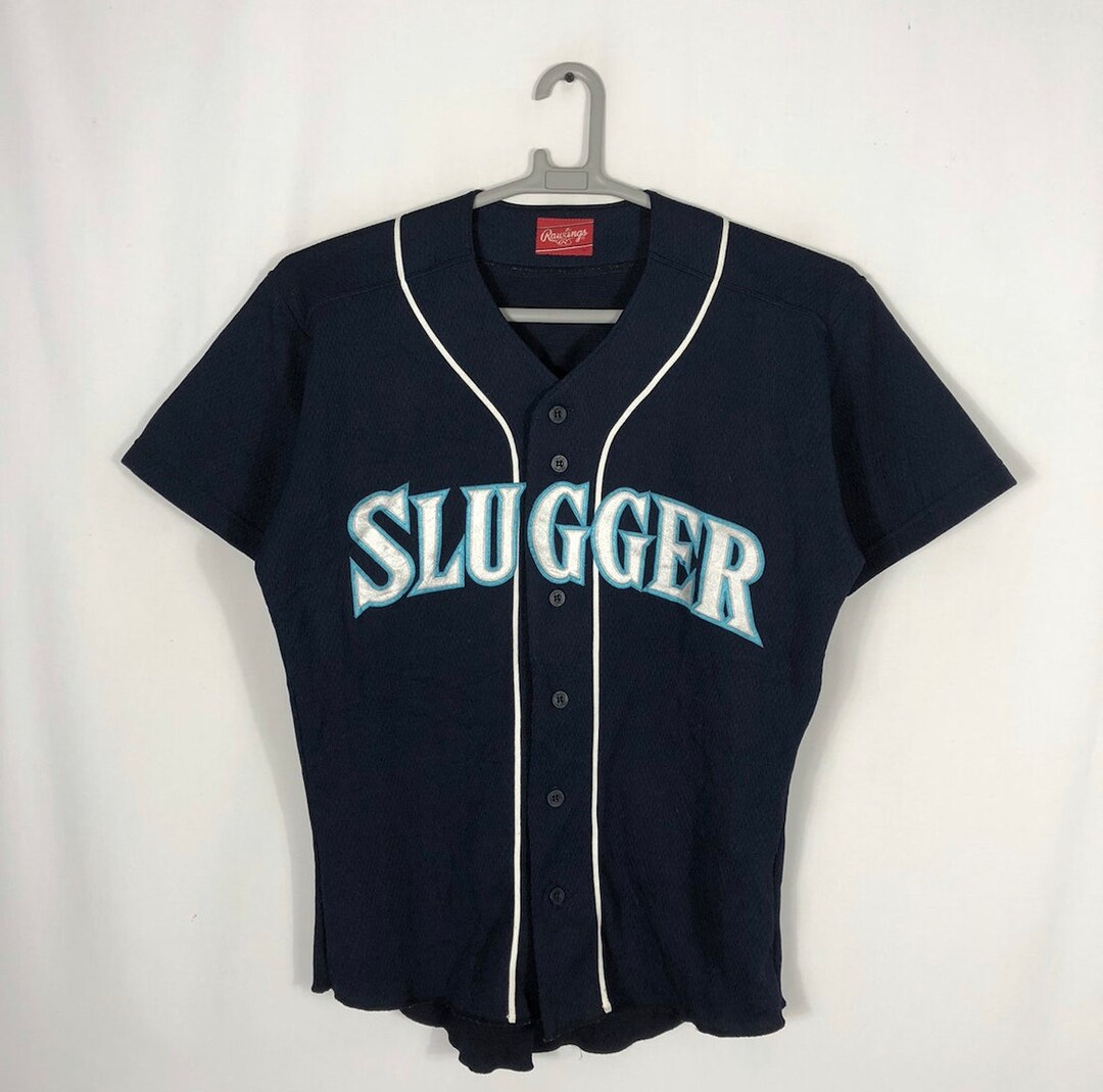 Homme en chemise de maillot de baseball blanc et noir et pantalon blanc