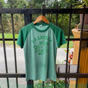 Vintage Champion USA America Cartoon Running Design Champion Sportswear Champion Streetwear Raglan Tee Colore Verde Taglia Piccola