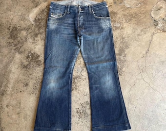 Jeans de mezclilla acampanados con lavado a la piedra, estilo vintage de Diesel Industry, color azul, talla 34 pulgadas.