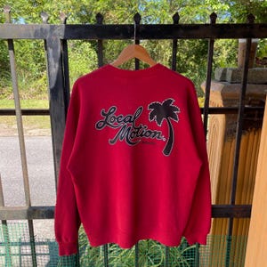 Vintage des années 90, mouvement local, planche de surf hawaïenne, gros logo, col rond, pull pull pull molletonnés couleur rouge, taille moyenne