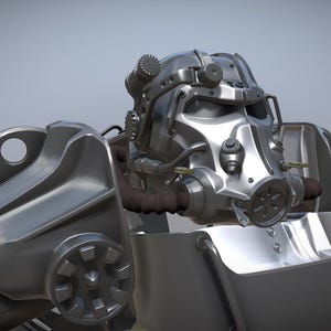 Könnte beinhalten: Nahaufnahme eines silbernen Power-Rüstungshelms und Brustteils. Der Helm hat ein Atemschutzgerät, Schläuche und ein rundes Emblem. Die Rüstung hat eine polierte, reflektierende Oberfläche, die auf ein futuristisches oder Science-Fiction-Thema hindeutet.