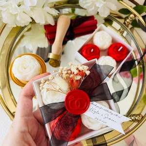 Candela profumata personalizzata a forma di peonia colorata: regalo per matrimonio, fidanzamento, addio al nubilato