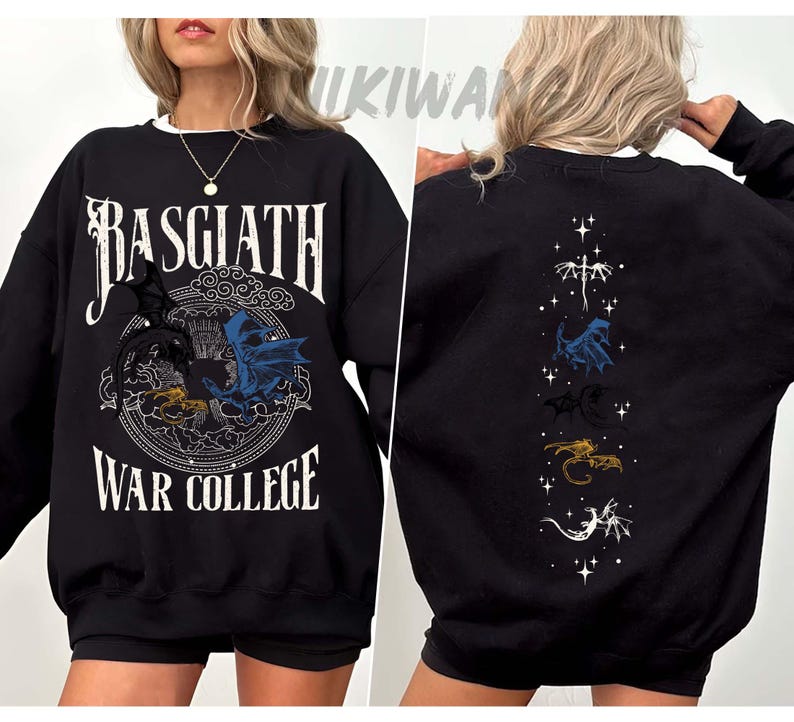 Puede incluir: Sudadera negra con ribete blanco, con el texto "BASGIATH WAR COLLEGE" y un gr&aacute;fico circular de dragones. La parte trasera muestra una l&iacute;nea vertical de ilustraciones de dragones.