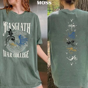 Puede incluir: Camiseta verde musgo con el texto "Basgiath War College" y gr&aacute;ficos de dragones en la parte delantera. La parte trasera presenta una l&iacute;nea vertical de ilustraciones de dragones en varios colores. La camiseta es de corte holgado.