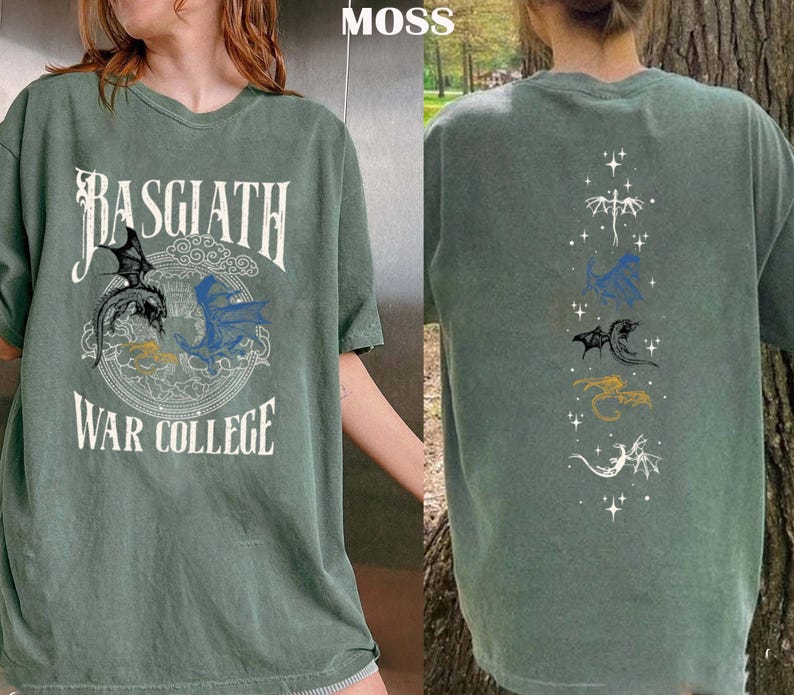Puede incluir: Camiseta verde musgo con el texto "Basgiath War College" y gr&aacute;ficos de dragones en la parte delantera. La parte trasera presenta una l&iacute;nea vertical de ilustraciones de dragones en varios colores. La camiseta es de corte holgado.