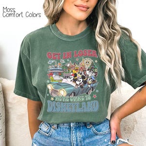 Puede incluir: Taza de cer&aacute;mica blanca con asa negra y la frase "But First, Coffee" en estilo manuscrito. Adecuada para bebidas calientes, con acabado brillante.