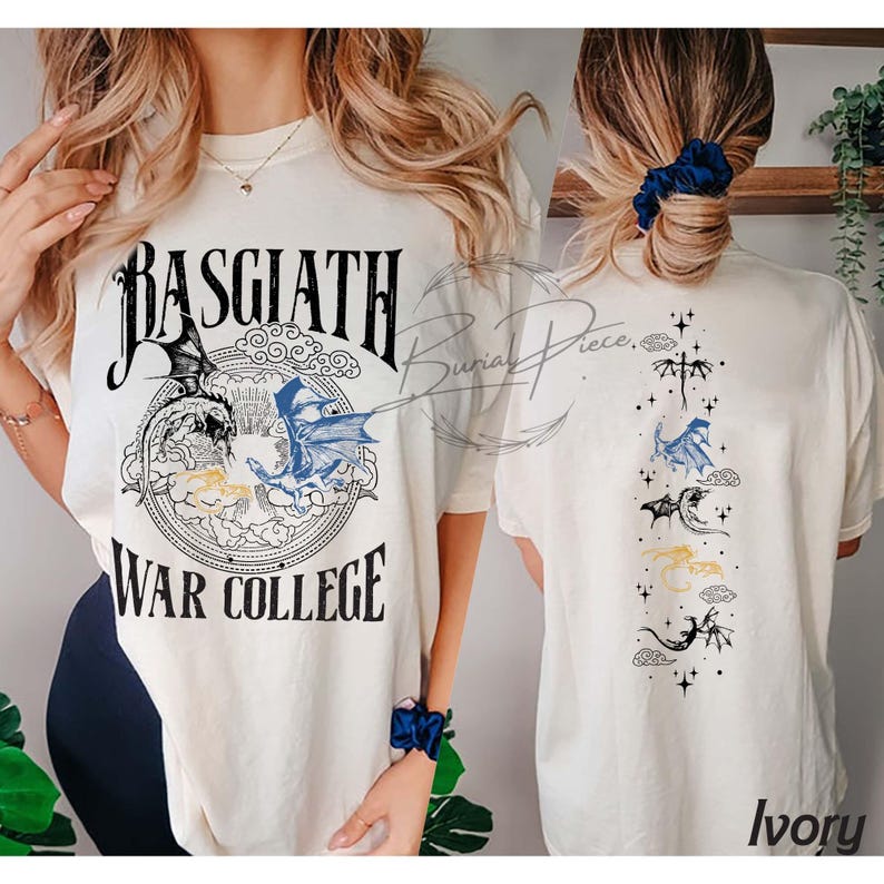 Puede incluir: Camiseta color marfil con la inscripci&oacute;n "BASGIATH WAR COLLEGE" y un dise&ntilde;o de drag&oacute;n en la parte delantera. La parte trasera presenta un dise&ntilde;o vertical de dragones. La camiseta es una prenda informal. El color es marfil.
