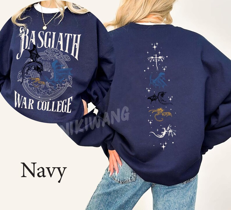 Puede incluir: Sudadera azul marino con texto "Basgiath War College" y gr&aacute;ficos de dragones en la parte delantera. La parte trasera presenta siluetas de dragones. La palabra "Navy" est&aacute; en la parte inferior. Una prenda c&oacute;moda e informal.