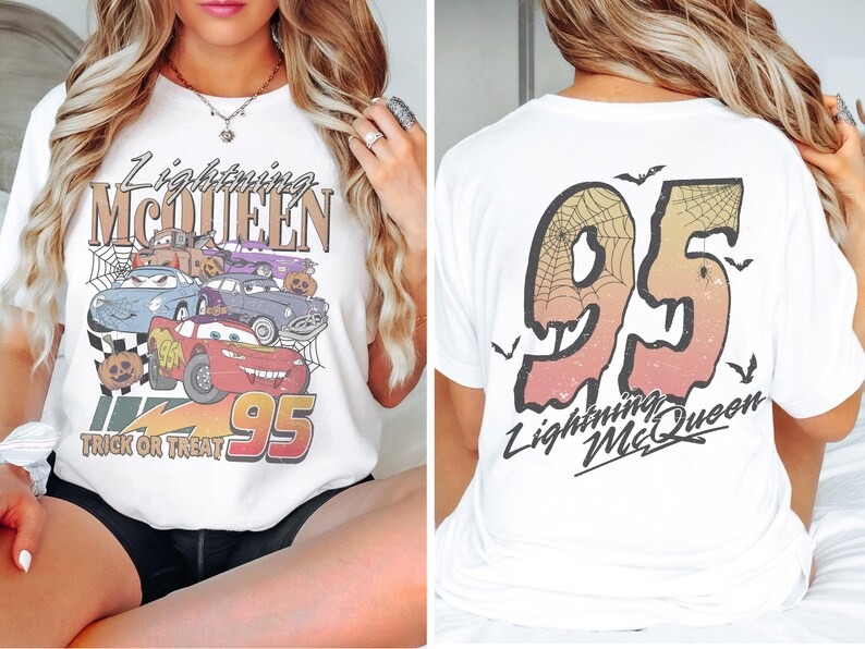 K&ouml;nnte beinhalten: Wei&szlig;es T-Shirt mit einer Grafik von Lightning McQueen und anderen Cars-Charakteren, mit dem Text "Lightning McQueen" und "95". Auf der R&uuml;ckseite des Shirts ist "95" mit einem Spinnennetz-Design und dem Text "Lightning McQueen" abgebildet.