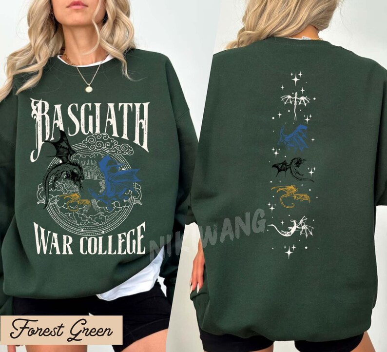 Puede incluir: Sudadera verde bosque con texto "Basgiath War College" y gr&aacute;ficos de dragones en la parte delantera. La parte trasera presenta siluetas de dragones. La sudadera es de estilo c&oacute;modo e informal.