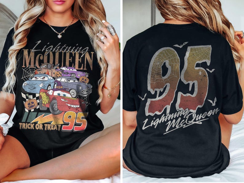 K&ouml;nnte beinhalten: Schwarzes T-Shirt mit einer Grafik von Lightning McQueen und anderen Cars-Charakteren, dem Text "Trick or Treat" und "95". Auf der R&uuml;ckseite des Shirts sind "95" und "Lightning McQueen" abgebildet.