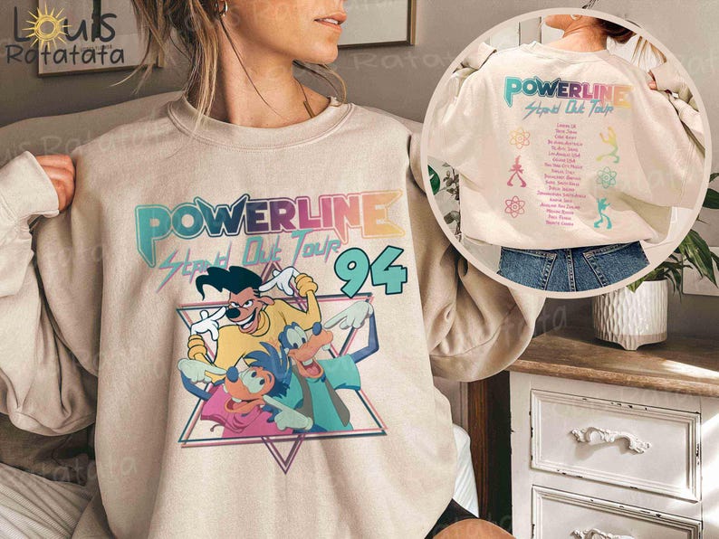 K&ouml;nnte beinhalten: Beiges Sweatshirt mit farbenfroher Grafik von Powerlines Stand Out Tour '94 mit Zeichentrickfiguren. Auf der R&uuml;ckseite des Sweatshirts befinden sich das Powerline-Logo und Tourdetails. Das Design beinhaltet ein Dreieck und die Zahl 94.