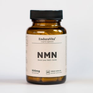 Op de afbeelding: Een bruine glazen fles met een zwarte dop die 60 vegane capsules NMN bevat, een voedingssupplement dat de NAD+-niveaus verhoogt. Het etiket vermeldt "EnduraVita Levensduursupplementen NMN Verhoog uw NAD+-niveaus 500 mg per portie 60 vegane capsules voedingssupplement".
