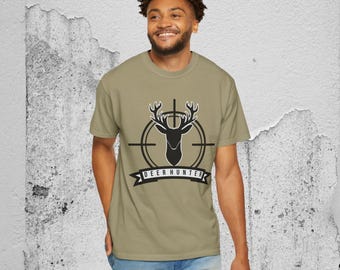 ディアハンターTシャツ - アウトドア愛好家、狩猟、自然愛好家へのギフト、カジュアルウェア、アドベンチャーTシャツのためのユニセックスガーメントダイTシャツ