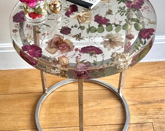 Blumen Couchtisch | Floraler Beistelltisch | Tisch mit konservierten Blumen | Blumen runder Couchtisch | Couchtisch aus Kunstharz