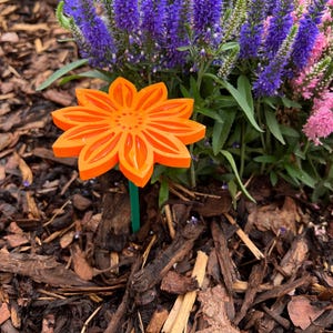 "Insektentränke Blumenform" in orange
