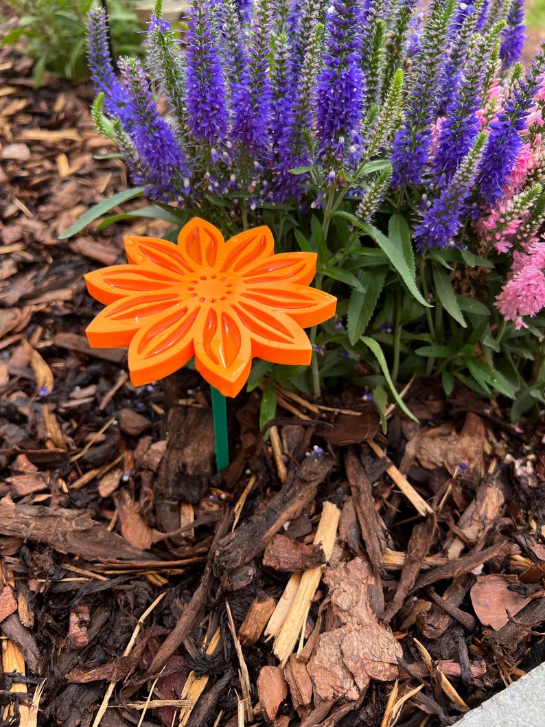 "Insektentränke Blumenform" in orange