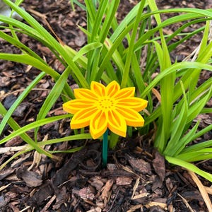 "Insektentränke Blumenform" in gelb