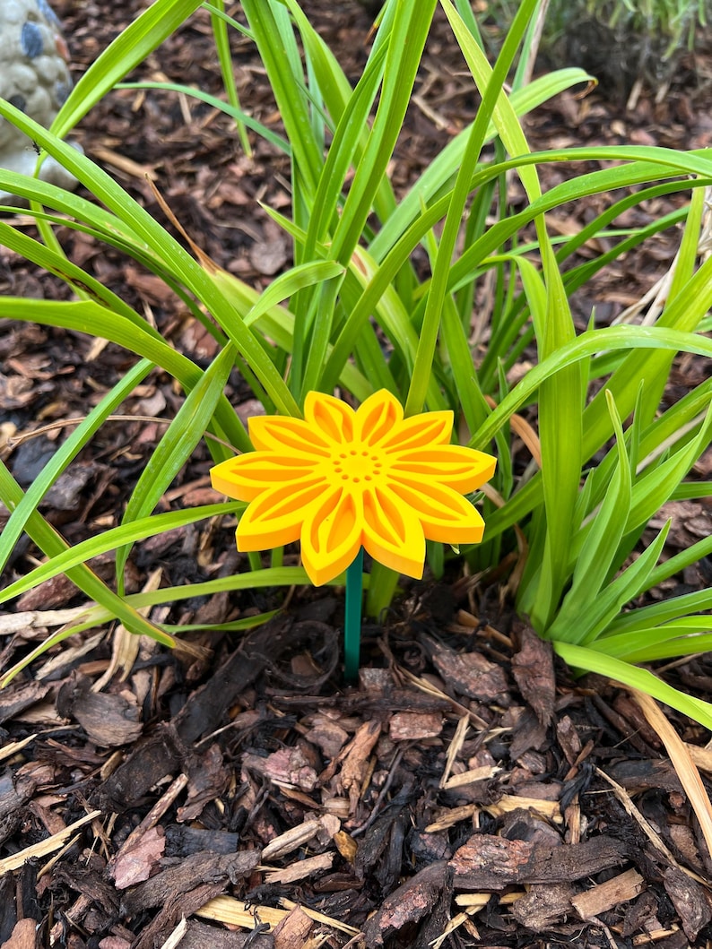 "Insektentränke Blumenform" in gelb