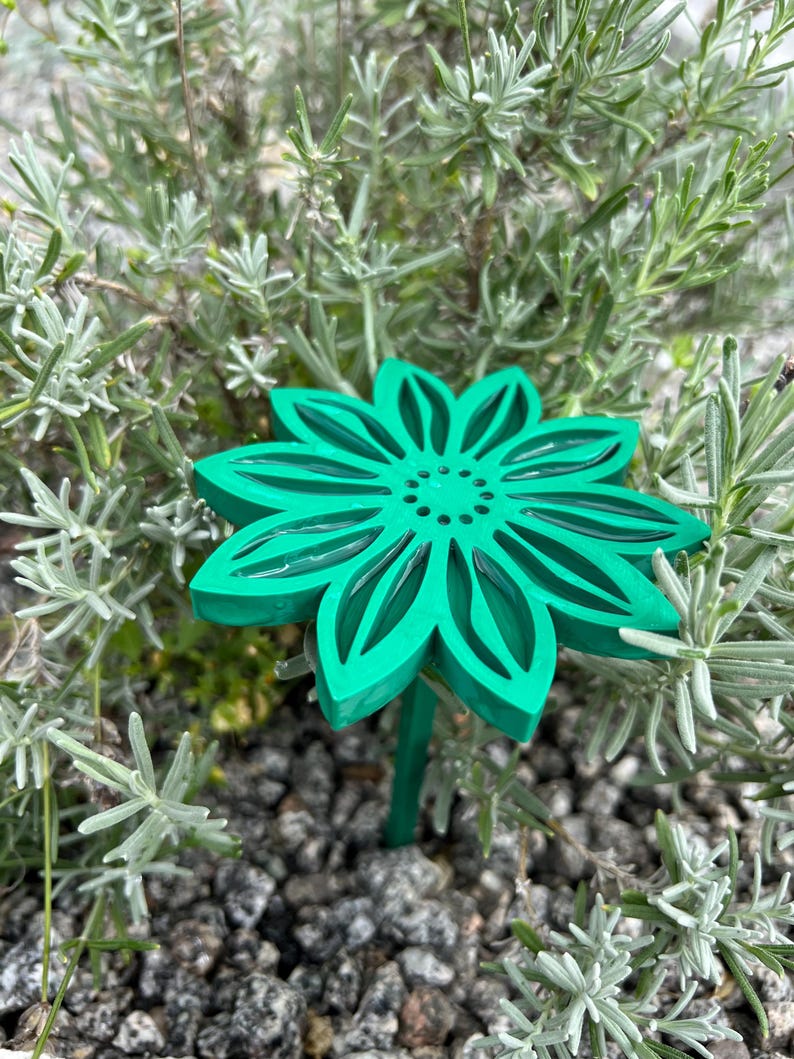 "Insektentränke Blumenform" in grün