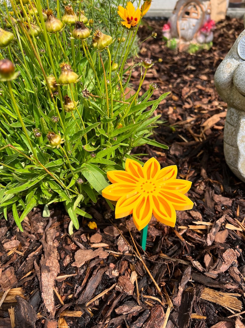 "Insektentränke Blumenform" in gelb
