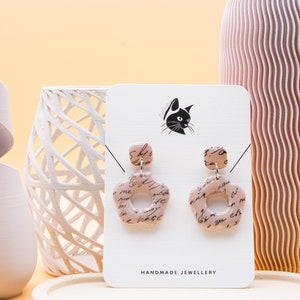 Boucles d'oreilles marguerite marron moka Rat de bibliothèque Idées cadeaux pour femme Style personnel Tendances de la mode Cadeau pour les amateurs de lecture Note manuscrite | C112