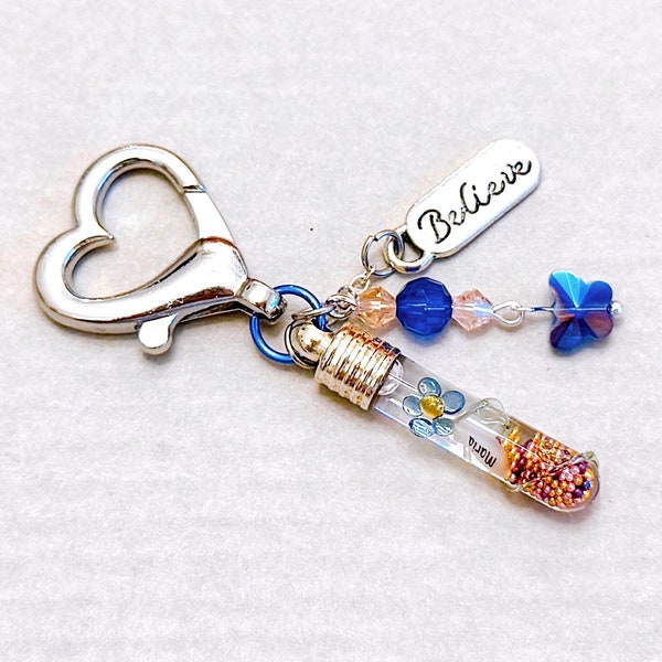 Bijoux personnalisés en grain de riz | Pendentif fiole en verre avec breloques perles | Accessoire unique avec nom personnalisé | Thème de couleur personnalisé cadeau pour elle