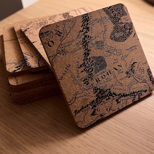 Mittelerde Karte Untersetzer-Set - 9-teilige gravierte Korkuntersetzer | Tolkien Geschenk | Herr der Ringe Home Decor | Sammlergeschenk | Funktionale Kunst