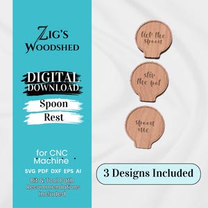 Op de afbeelding: Digitale download voor een lepelsteunontwerp. De afbeelding toont drie houten lepelsteunen met de zinnen "lick the spoon", "stir the pot" en "spoon me". De tekst "Zig's Woodshed" en "Digital Download" zijn ook zichtbaar.