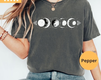 Maglietta Celestial Comfort Colors®, T-shirt con fasi lunari, Maglietta boho mistica con luna e sole, Outfit boho con la luna, Regali di abbigliamento spirituale con la luna per donne