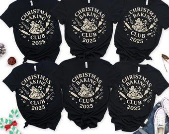 Könnte beinhalten: Schwarze T-Shirts mit cremefarbenem Aufdruck "Christmas Baking Club 2025". Das Design zeigt einen Lebkuchenmann, Zuckerstangen und Backutensilien. Die Shirts sind kurzärmlig und eignen sich für das Backen in der Weihnachtszeit.