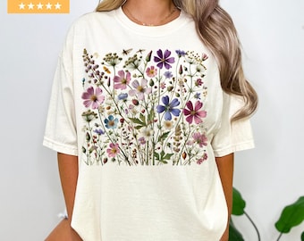 ヴィンテージ押し花シャツ Comfort Colors® ボヘミアンコテージコアTシャツ ボタニカルフローラルTシャツ ワイルドフラワーシャツ フェアリーコアギフト ガーデンラバーギフト