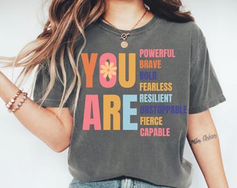 Camiseta Girl Power Comfort Colors® con afirmación positiva para mujeres y niñas. Camiseta gráfica de empoderamiento feminista. Regalo motivacional para ella.