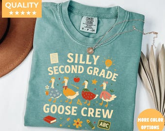 Könnte beinhalten: Hellgrünes T-Shirt mit Used-Look und einem Design mit Gänsen und dem Text "Silly Second Grade Goose Crew" und "ABC".