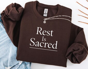 Rest Is Sacred Sweatshirt, Mysig Minimalistisk Rundkrage, Slow Living Estetik, Självvårdscitat Tröja