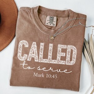 Camiseta Comfort Colors® &quot;Llamado a servir&quot;, con versículos bíblicos, cristiana, religiosa, para amantes de Dios, para mamás cristianas y para Jesús