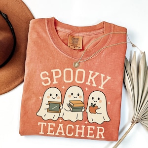 Halloween Lehrer Komfort Farben Shirt, Geist Klassenzimmer T-Shirt, gruseliges Lehrer Shirt, süßes Herbst Lehrer Outfit, Oktober Lehrer Geschenk T-Shirt