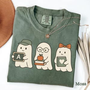 Halloween Lehrer Komfort Farben Shirt, Geist Klassenzimmer T-Shirt, gruseliges Lehrer Shirt, süßes Herbst Lehrer Outfit, Oktober Lehrer Geschenk T-Shirt