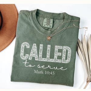 Camiseta Comfort Colors® &quot;Llamado a servir&quot;, con versículos bíblicos, cristiana, religiosa, para amantes de Dios, para mamás cristianas y para Jesús