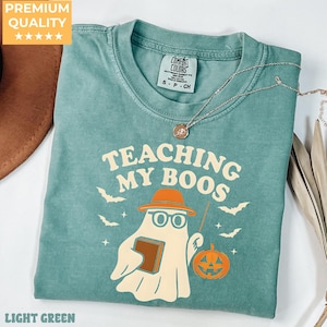 Halloween Lehrer Komfort Farben Shirt, Geist Klassenzimmer T-Shirt, gruseliges Lehrer Shirt, süßes Herbst Lehrer Outfit, Oktober Lehrer Geschenk T-Shirt