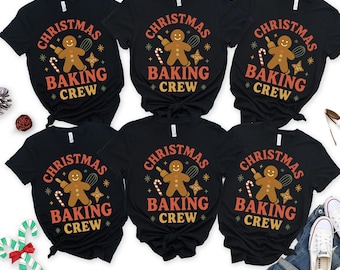 Könnte beinhalten: Sechs schwarze T-Shirts mit dem Text "CHRISTMAS BAKING CREW" in Orange und Weiß. Jedes Shirt zeigt einen Lebkuchenmann, Zuckerstangen, einen Schneebesen und Sterne. Die Shirts sind auf einer weißen Oberfläche angeordnet.