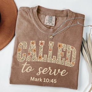 Camiseta Comfort Colors® &quot;Llamado a servir&quot;, con versículos bíblicos, cristiana, religiosa, para amantes de Dios, para mamás cristianas y para Jesús